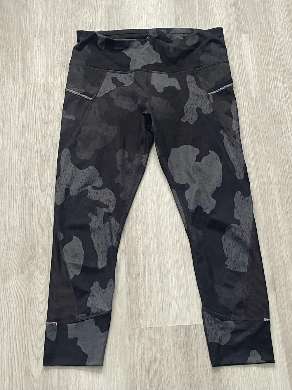Athleta 1 black&grey camo ,capri and 2 black seize M plus 2 tank top M
